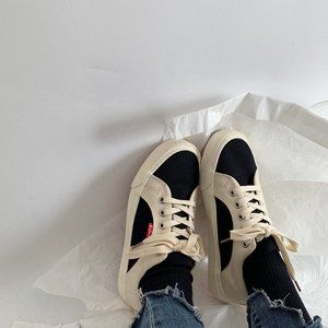 Sports shoes are popular in the season,